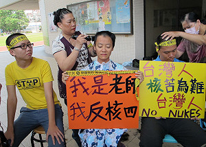 宣示廢核  高師大7師生剃髮明志