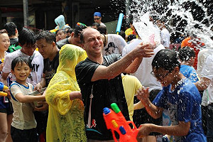 因應水情 中和潑水節改灑淨、洗腳祈福