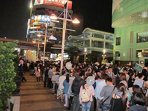 柯P定點拍照  人龍長百公尺像排週年慶