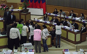 叫不動區長備詢？  新北市綠議員抗議