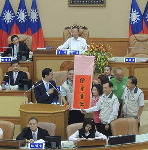 綠議員質疑朱立倫家世 小英成擋箭牌