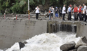 江揆五峰鄉視察災情  邱鏡淳趁機要錢