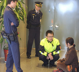 稱電視壞掉 女子闖朱立倫辦公室陳情遭抬走