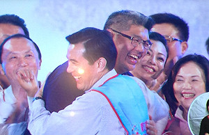 低調現身黨中央謝馬  連勝文逐層握手謝票