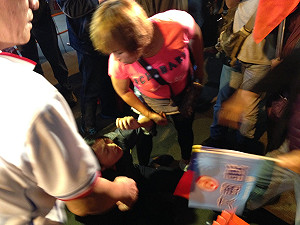 收費員向連陳情 遭支持者扯髮、呼巴掌