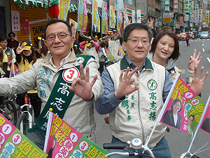 小黃vs單車  藍綠立委候選人三重掃街