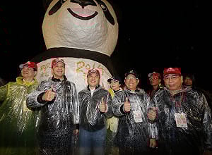 平溪圓仔天燈耍萌  升空數秒即墜毀