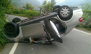 連續17年尖石山區義剪 下山翻車幸未墜崖