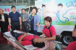 高市首輛到宅沐浴車  服務失能老人