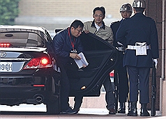 5都首長赴政院院會 柯P聽報告好奇張望