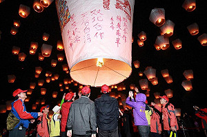 齊放天燈！柯「天佑台灣」朱「神采飛羊」