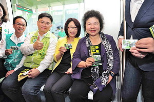 輕軌上路 陳菊：高雄邁向綠能公共運具時代
