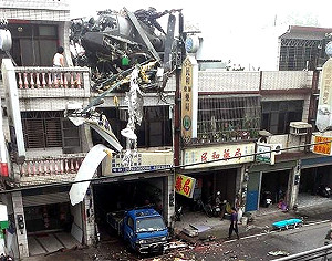 阿帕契墜毀砸民宅 「幸好摔在鐵皮屋」