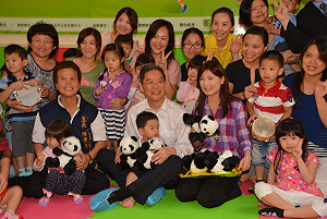 張志軍訪托育中心孩童  送貓熊絨毛玩具