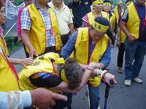 後龍火葬場苗縣府強動工  30人抗爭受傷