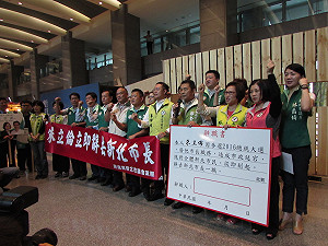 不滿朱帶職參選  綠議員登門送「辭職書」