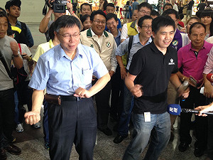 逛地下街玩體感電玩 柯文哲大秀舞技