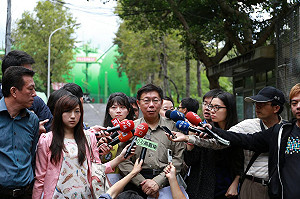 打夫人牌？  柯P：我回去問陳佩琪班表