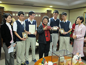 雄中獲台灣人文獎  陳菊允贈書鼓勵