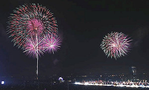 國慶煙火綻風城  30萬群眾齊聚賞美景