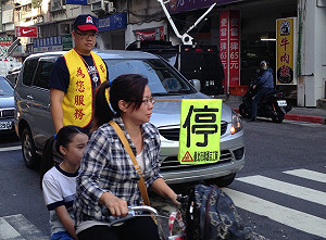 站導護遇嗆聲 連：不是拿槍打我就很好了