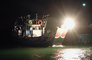 重現蹦火仔捕魚 新北邀民親睹傳統