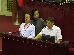 藍議員問怎不查高雄巨蛋  柯P呵呵笑