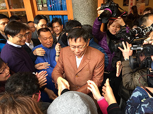 初一行天宮參拜 民眾夾道歡迎柯P險暴動