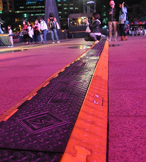 新北聖誕城電源保護版突出  害民眾摔跤