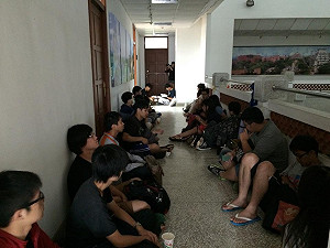 為求返鄉投票 中正大學學生包圍校長室