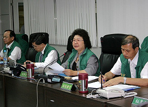 高雄入夜不平靜 風勢雨量轉強