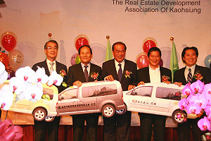 營建事業捐4輛巴士 高市下月投入營運