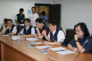 颱風來襲炮火猛烈 柯文哲：躲在壕溝內