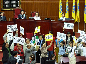 都更案郝遭砲轟  議會枯坐100分鐘