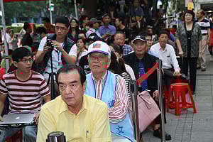 開票一路落後  連總部外支持者憂心忡忡