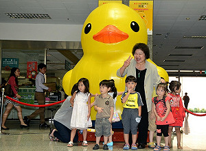 高市炒熱觀光商機  先「孵」出小黃鴨亮相