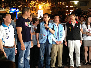 馬替連助講1分半 國道收費員一旁高聲抗議