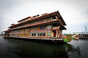 迎黃色小鴨  海上皇宮畫舫移泊