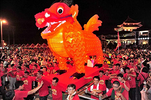 左營萬年季開鑼  蓮池潭聲光夜未眠