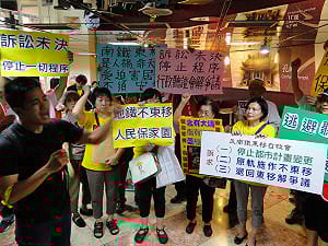 台南市都委會召開 反鐵路東移自救會激烈抗爭