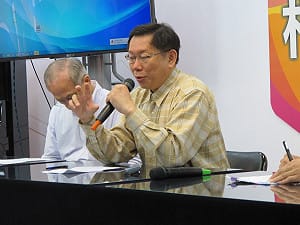 柯P酸馬掃街：熱烈丟鞋子也是熱烈