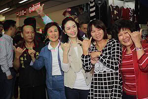 陪蔡依珊拜票  馬大姐想到馬媽媽哽咽