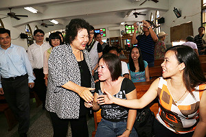 陳菊慰問菲勞 承諾保障人身安全