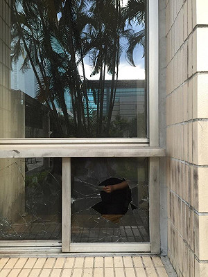 北市府大樓清晨疑遭縱火  監視器拍到短褲男