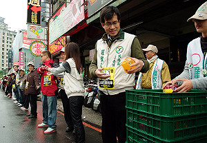 候選人出奇招 人龍護送小豬回娘家