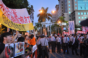 連挺到底遊行 國道收費員如影隨形抗議