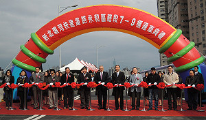 新北環快通車 吳敦義、朱立倫互動引人注目