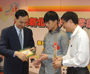 新北楷模得獎學生  為樂生向朱立倫請命