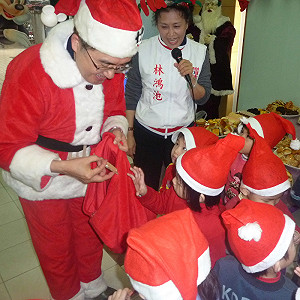 候選人化身聖誕老人 林鴻池發幸福平安糕