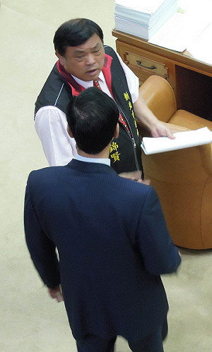 朱自砍特支費 議員看法不一